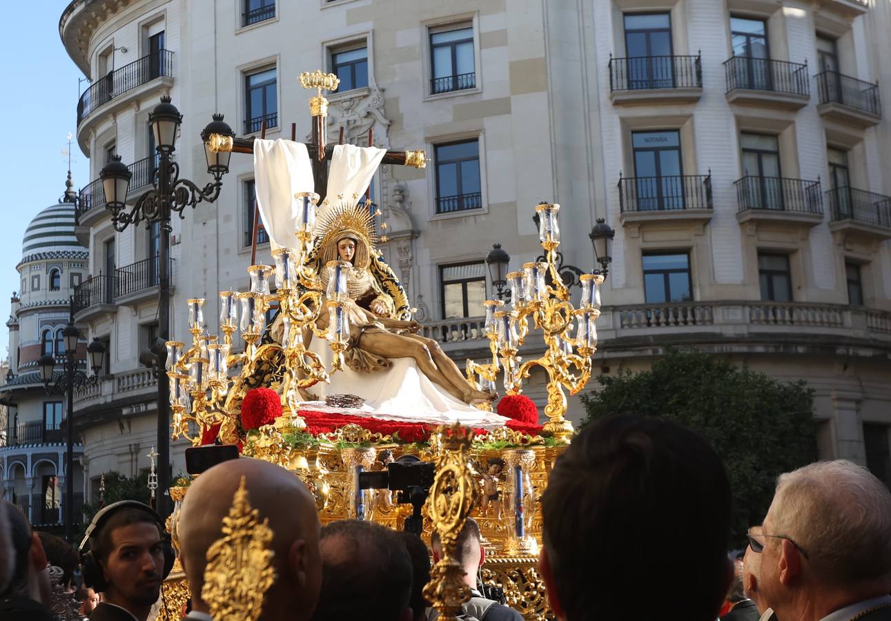 Procesión triunfal de la Virgen de la Piedad del Baratillo tras ser coronada