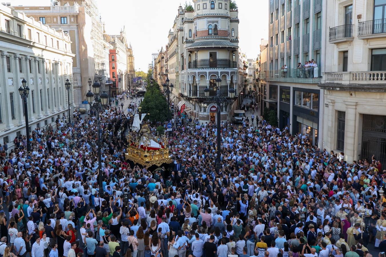 Procesión triunfal de la Virgen de la Piedad del Baratillo tras ser coronada