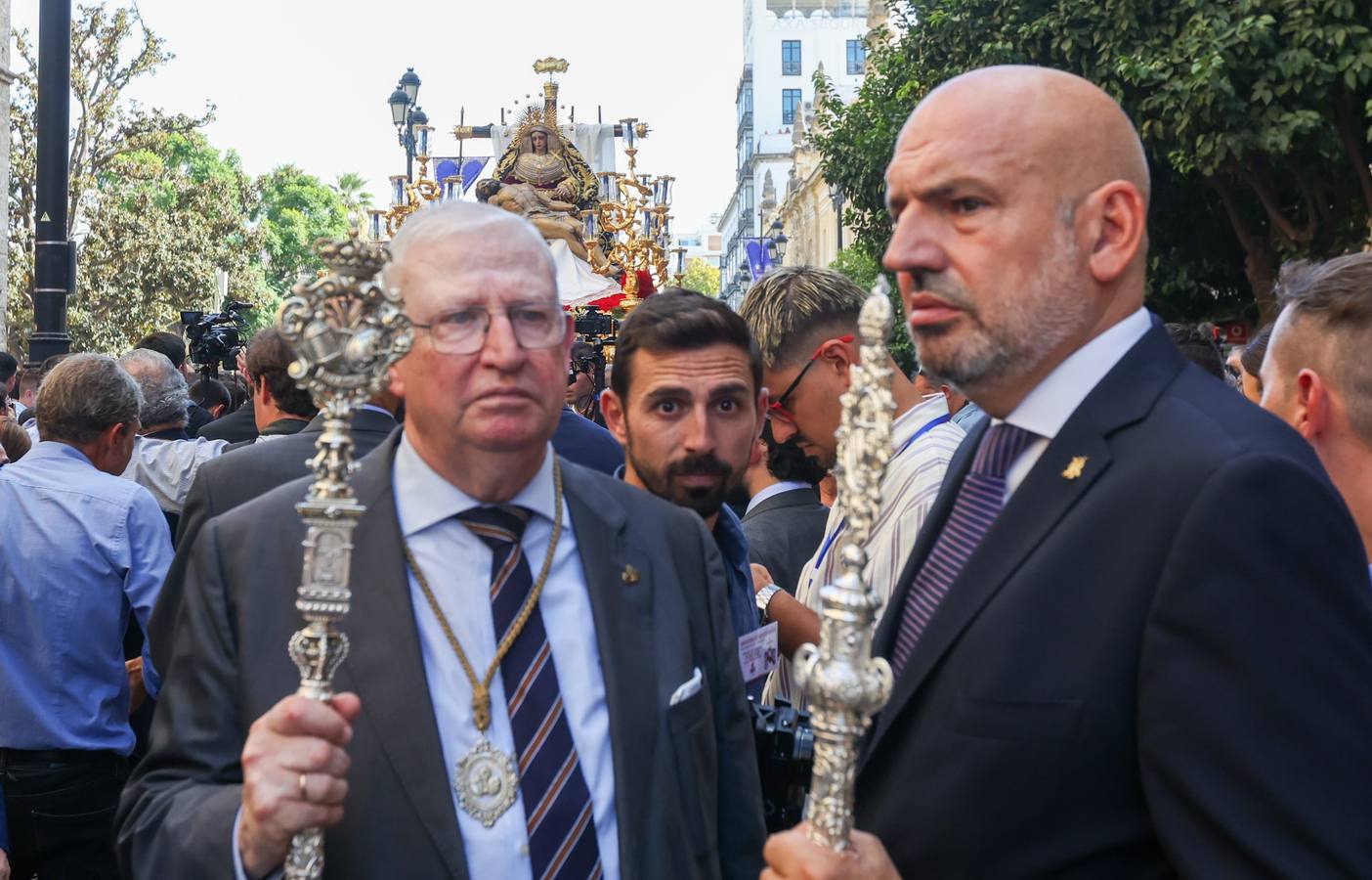 Procesión triunfal de la Virgen de la Piedad del Baratillo tras ser coronada