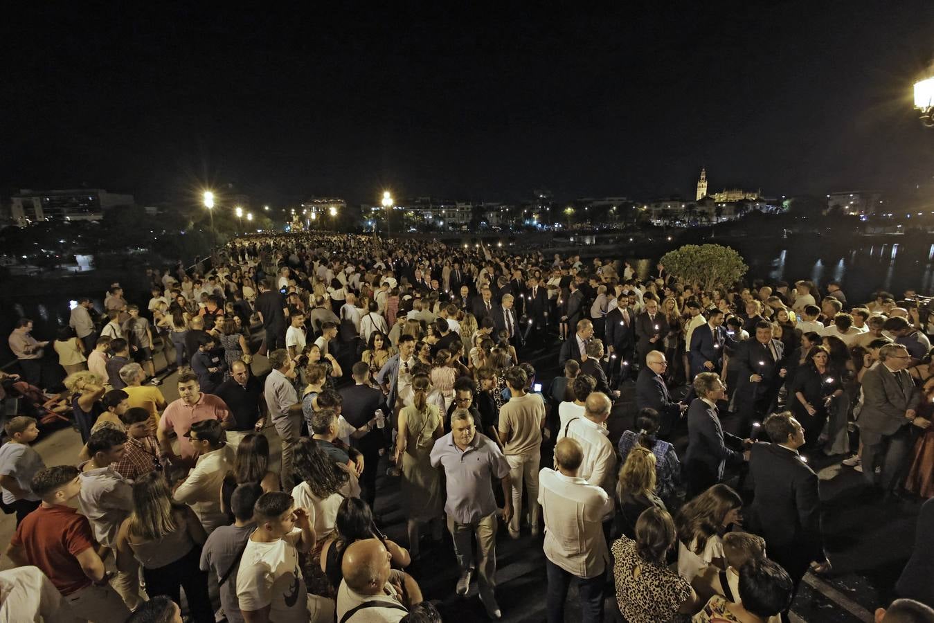 Procesión triunfal de la Virgen de la Piedad del Baratillo tras ser coronada