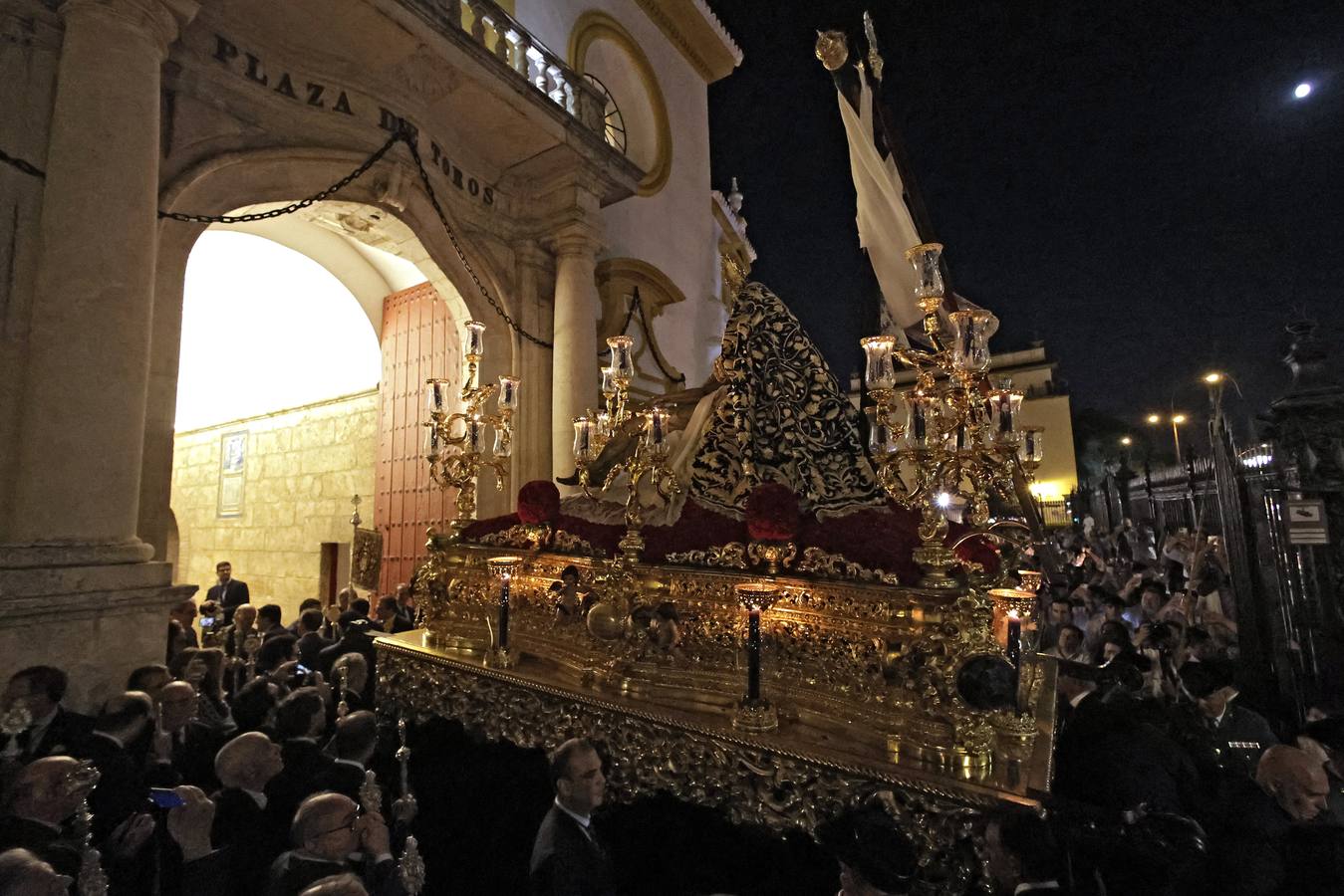Procesión triunfal de la Virgen de la Piedad del Baratillo tras ser coronada