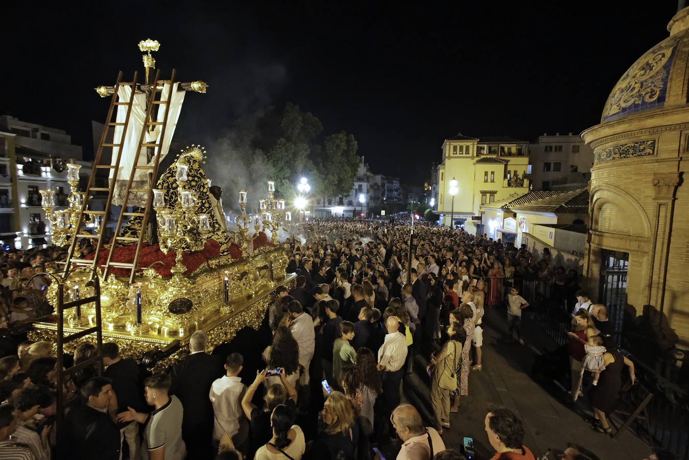 Procesión triunfal de la Virgen de la Piedad del Baratillo tras ser coronada