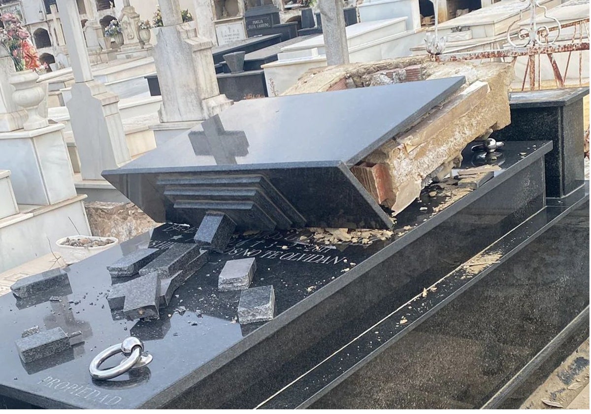 Uno de los destrozos causados en el cementerio de San Fernando