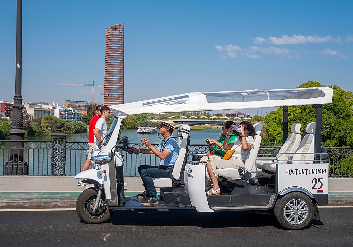Un vehículo de la empresa 'Eco Tuk Tuk' en Sevilla