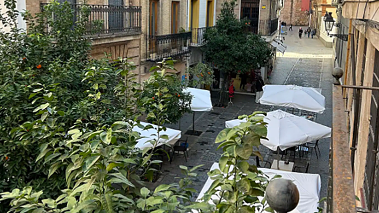 Balcón de un apartamento turístico del centro de Sevilla ofertado en Airbnb para las fecha de la Magna de diciembre