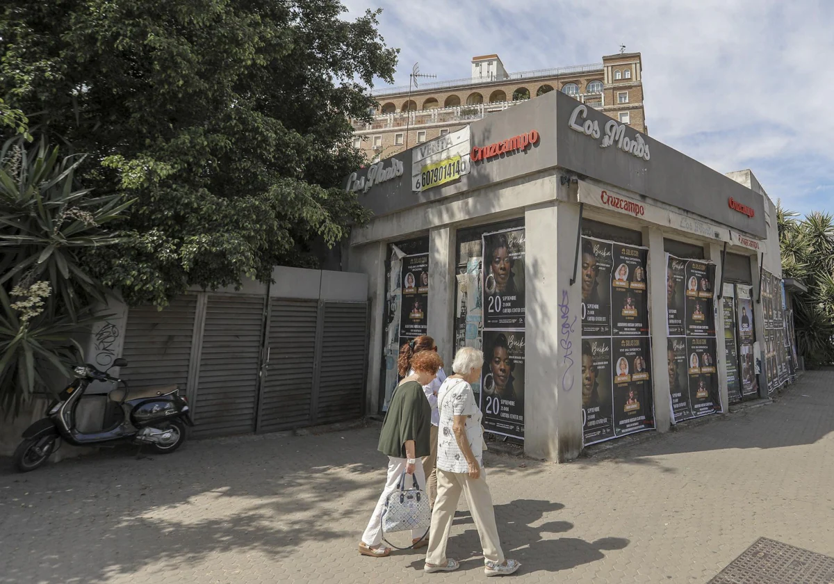 Estado actual del restaurante Los Monos, ubicado en la Avenida de la Palmera, esquina con la avenida de Moliní