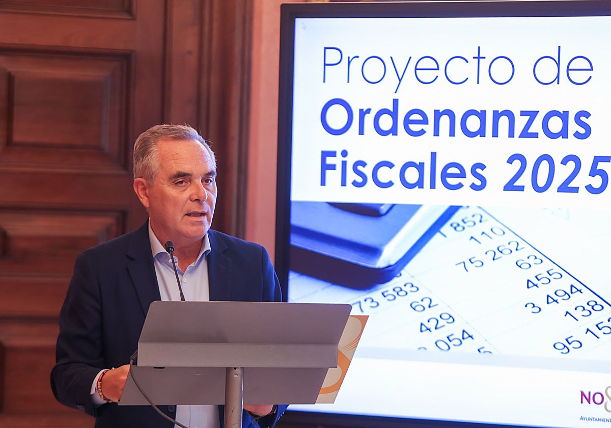 El delegado de Hacienda, Juan Bueno, en la presentación de las ordenanzas fiscales