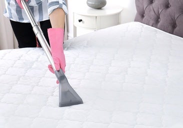 El sencillo truco para limpiar los colchones de los hoteles que puedes hacer en casa: solo necesitas una plancha