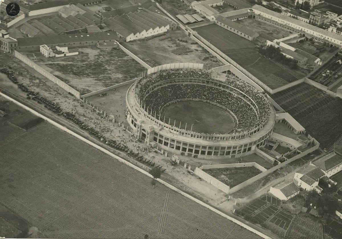 Vista aérea de la Plaza de Toros Monumental de Sevilla en la avenida Eduardo Dato