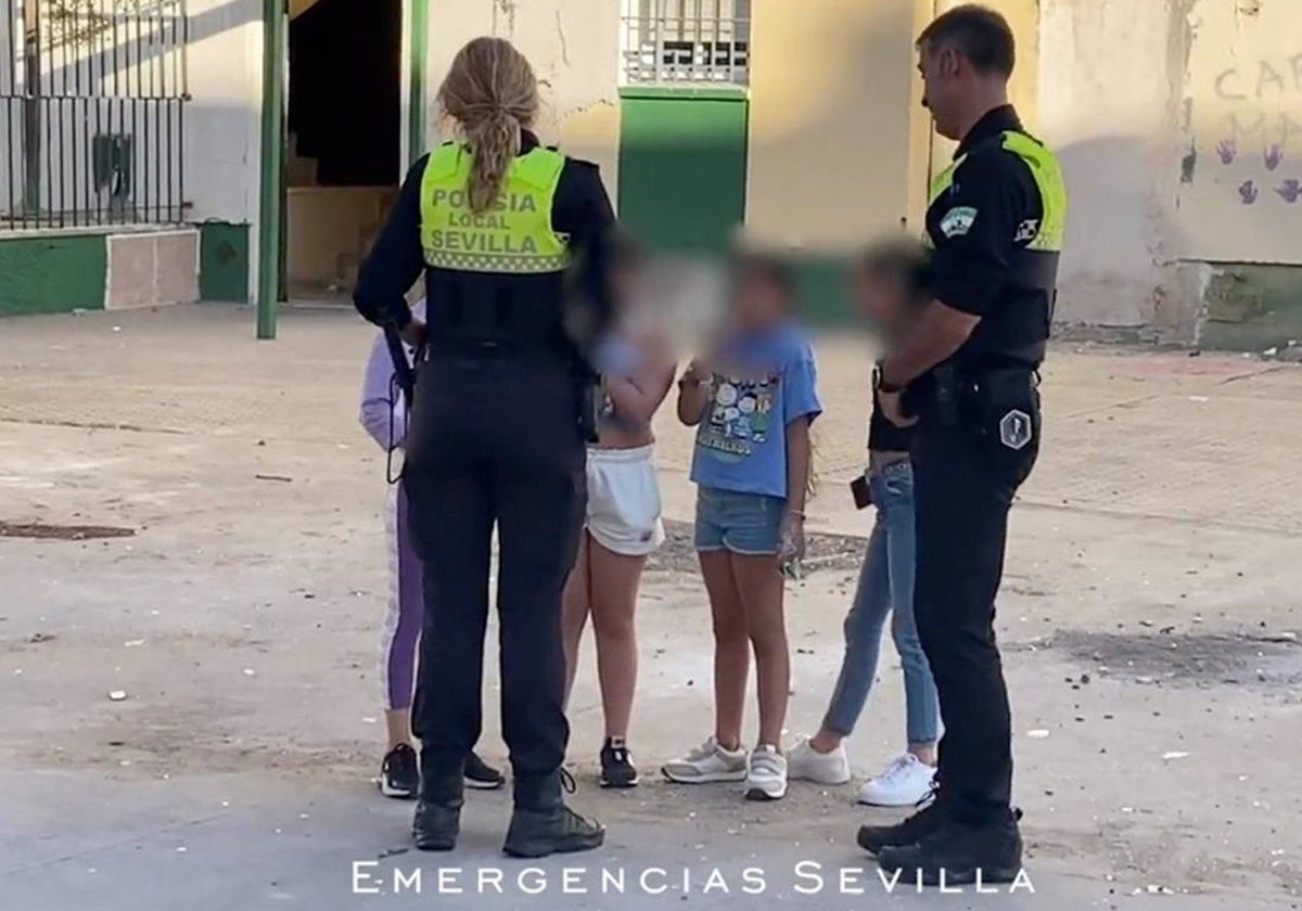 Agentes de la Policía Local, durante su actuación en el Polígono Sur