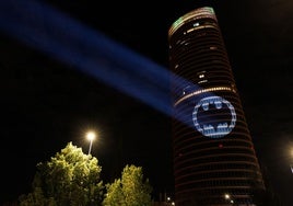 Batman se cuela en Torre Sevilla para celebrar su cumpleaños