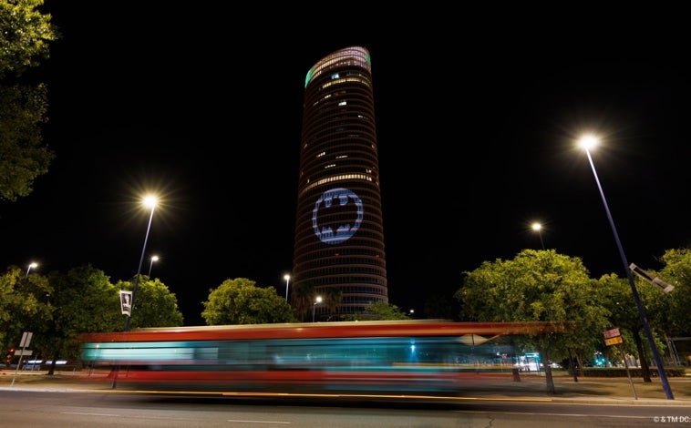 Imagen principal - Batman se cuela en Torre Sevilla para celebrar su cumpleaños