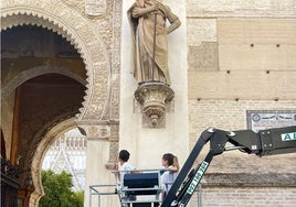 La Catedral de Sevilla empieza con la Puerta del Perdón el programa de mantenimiento de sus portadas