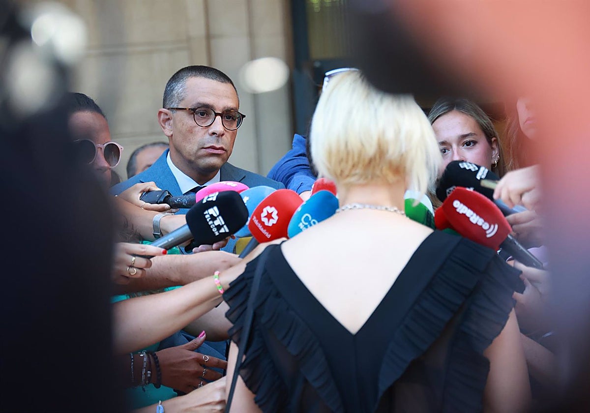 El abogado José Antonio Sires, y la mujer denunciante atienden a los medios de comunicación ante los Juzgados de Sevilla