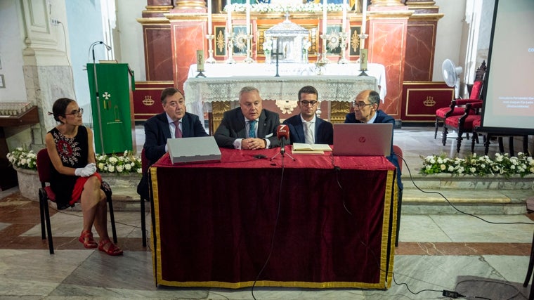 El hermano mayor, Fermín Vázquez, atiende a los medios durante la presentación del documento que certifica la autoría de la imagen del Cristo Yacente