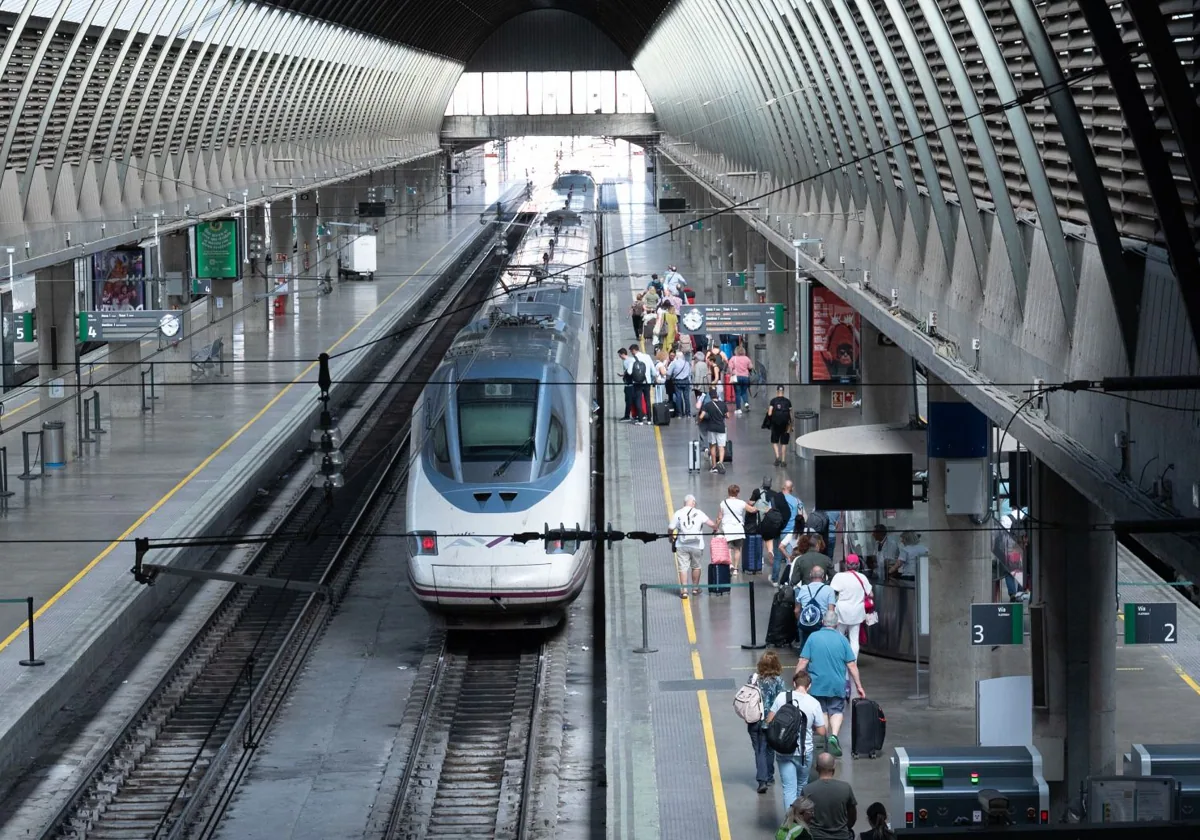 Un tren AVE en la estación de Santa Justa