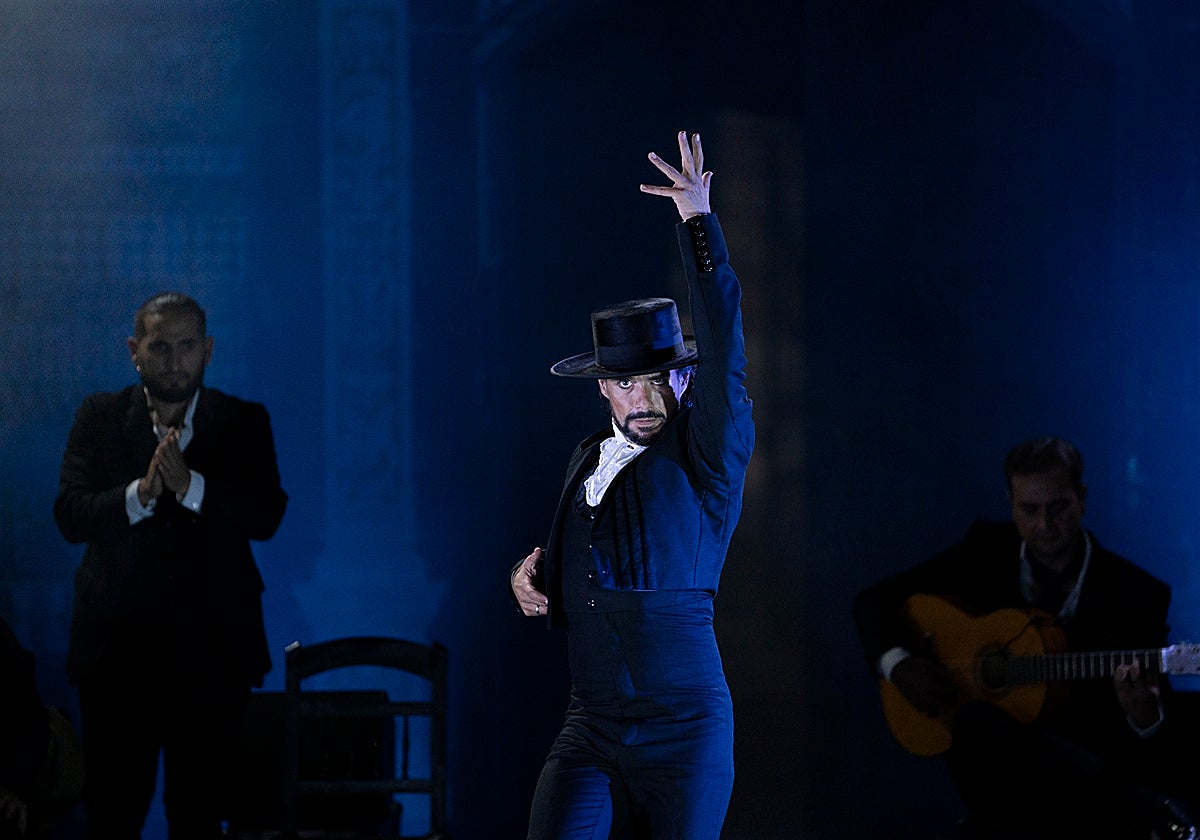 Juan de Juan hipnotizando al público durante su actuación en el Monasterio de la Cartuja