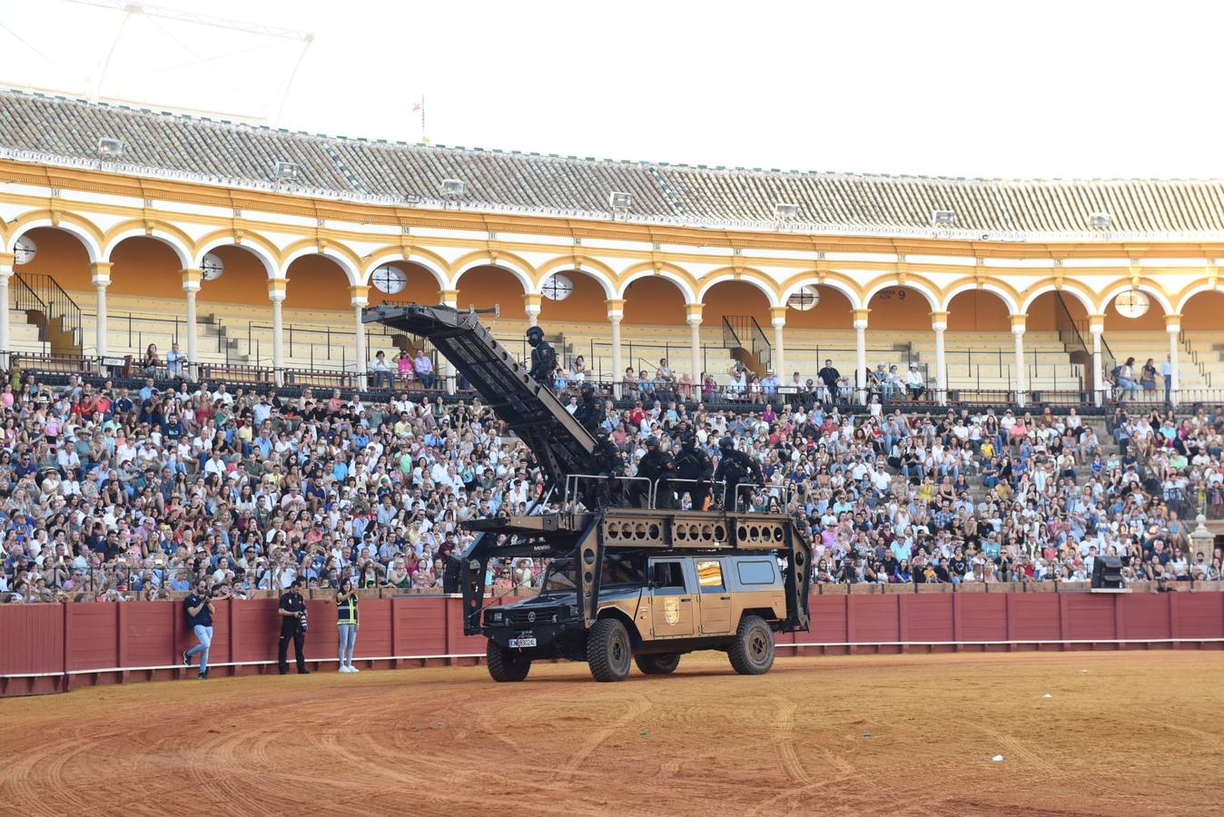 Un momento de la actuación de los agentes de la Policía Nacional en el ruedo de la Maestranza este lunes