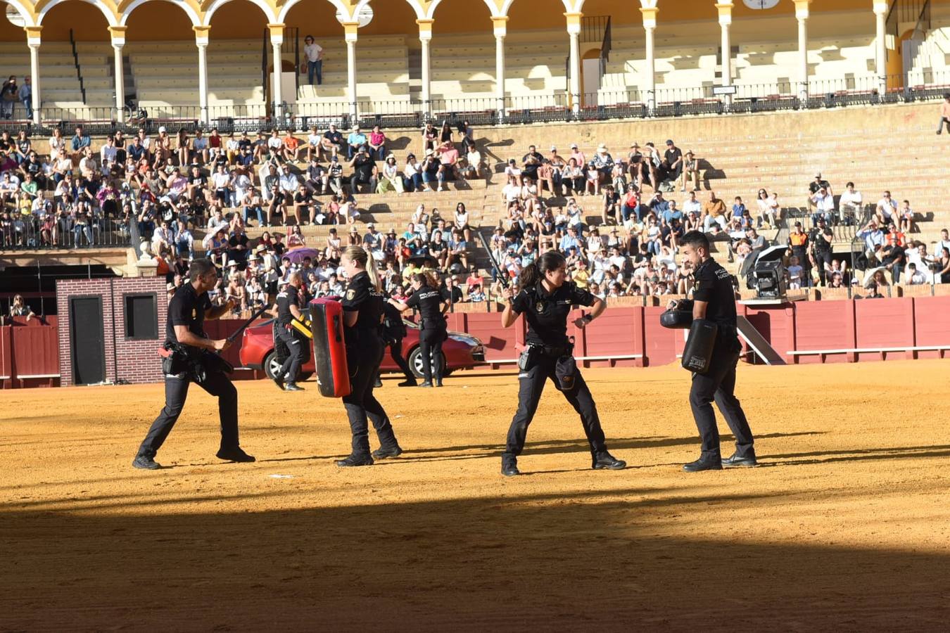 Un momento de la actuación de los agentes de la Policía Nacional en el ruedo de la Maestranza este lunes