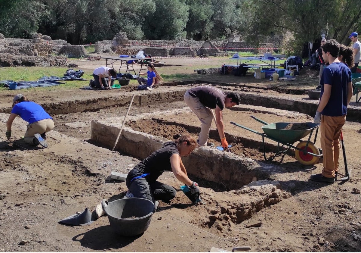 El equipo arqueológico de la Pablo de Olavide trabajando en la Villa Adriana en el lugar del descubrimiento