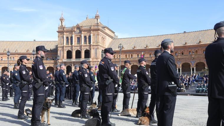 Grande-Marlaska niega que haya déficit de agentes en Sevilla en el Día de la Policía