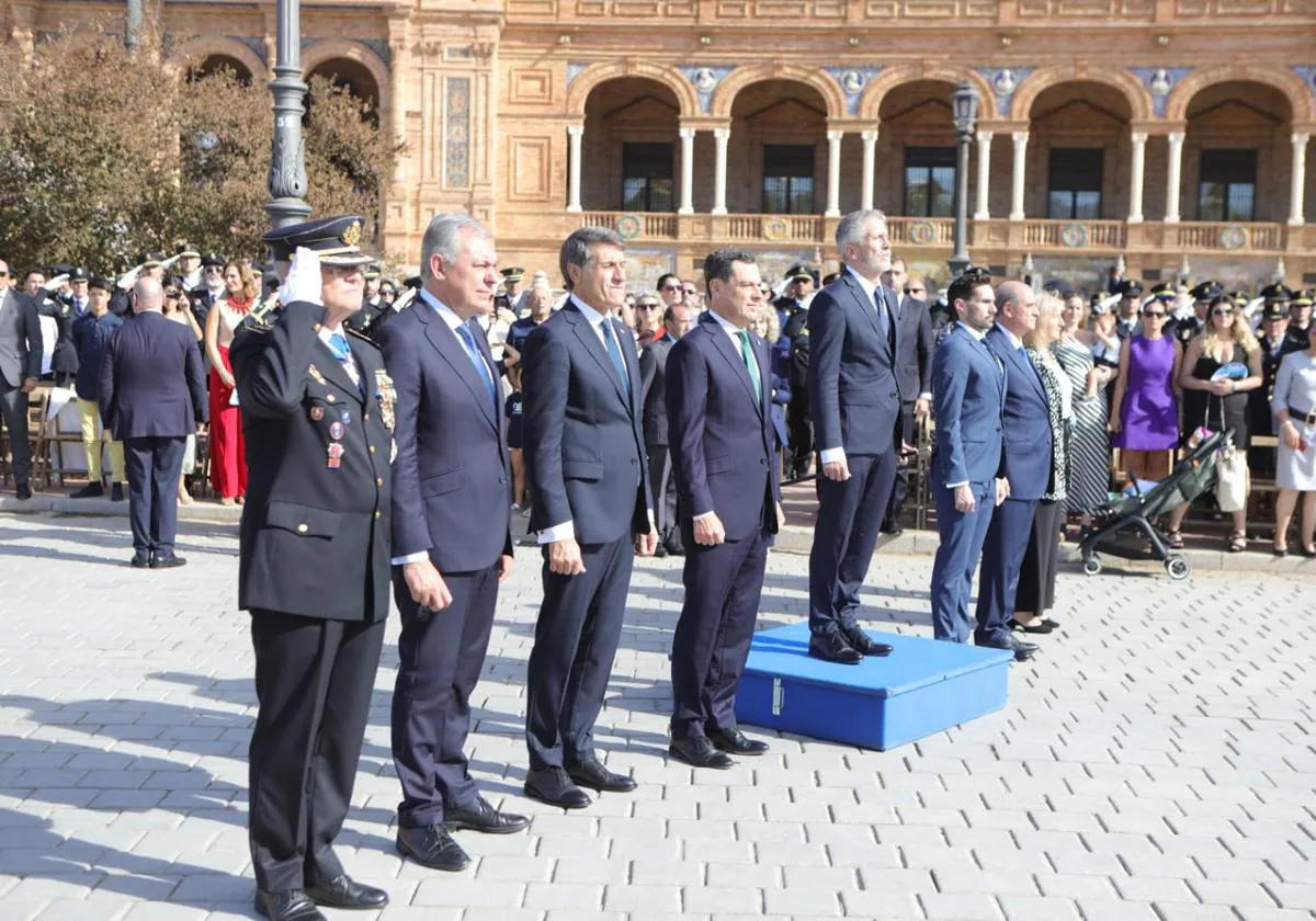 Las autoridades durante el acto central del Día de la Policía