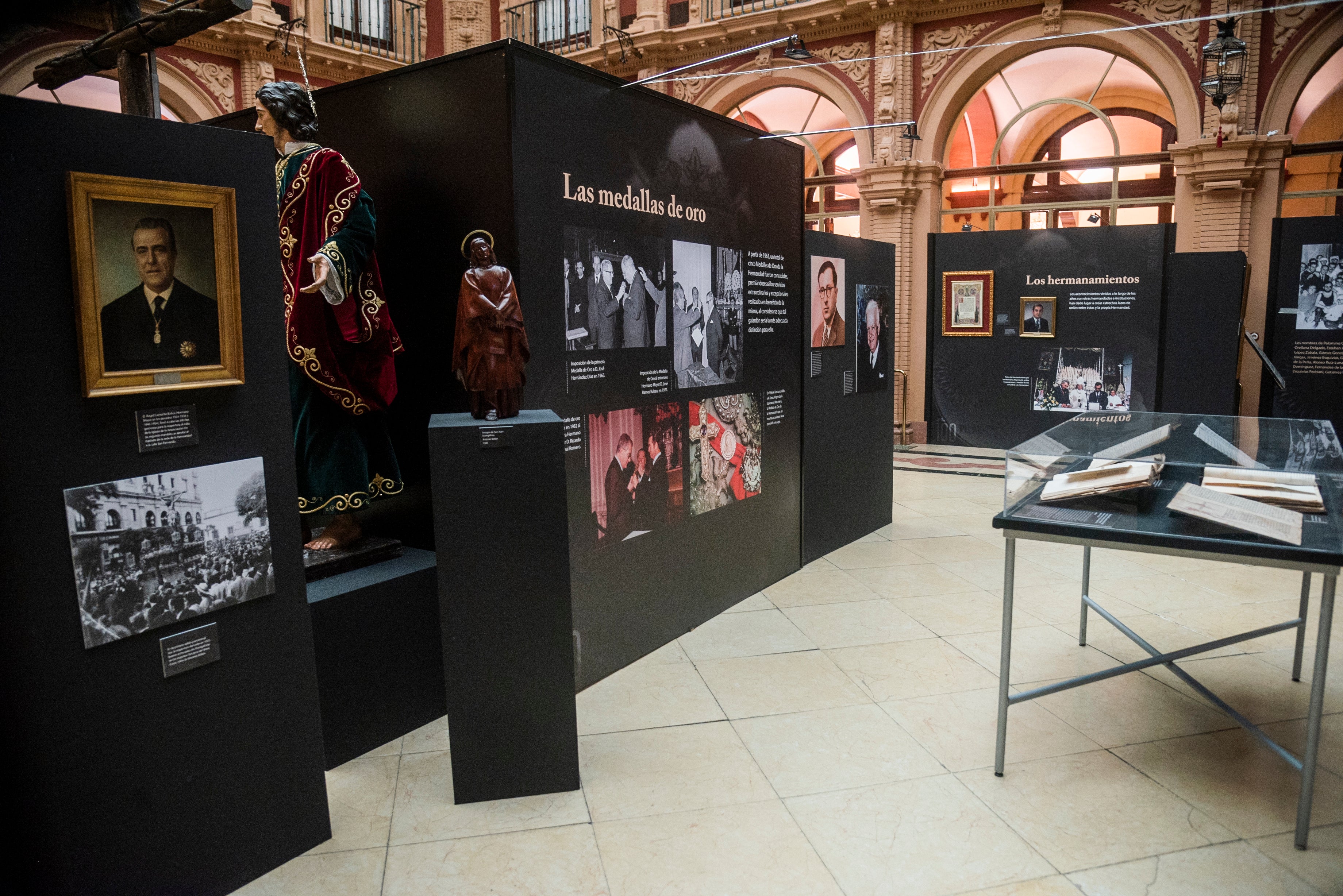 Detalles de la exposición del centenario de los Estudiantes