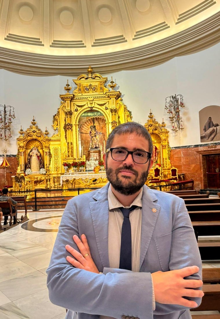 Daniel Regalado González-Serna, en la basílica del Gran Poder. A la derecha, la sala del Archivo del Arzobispado