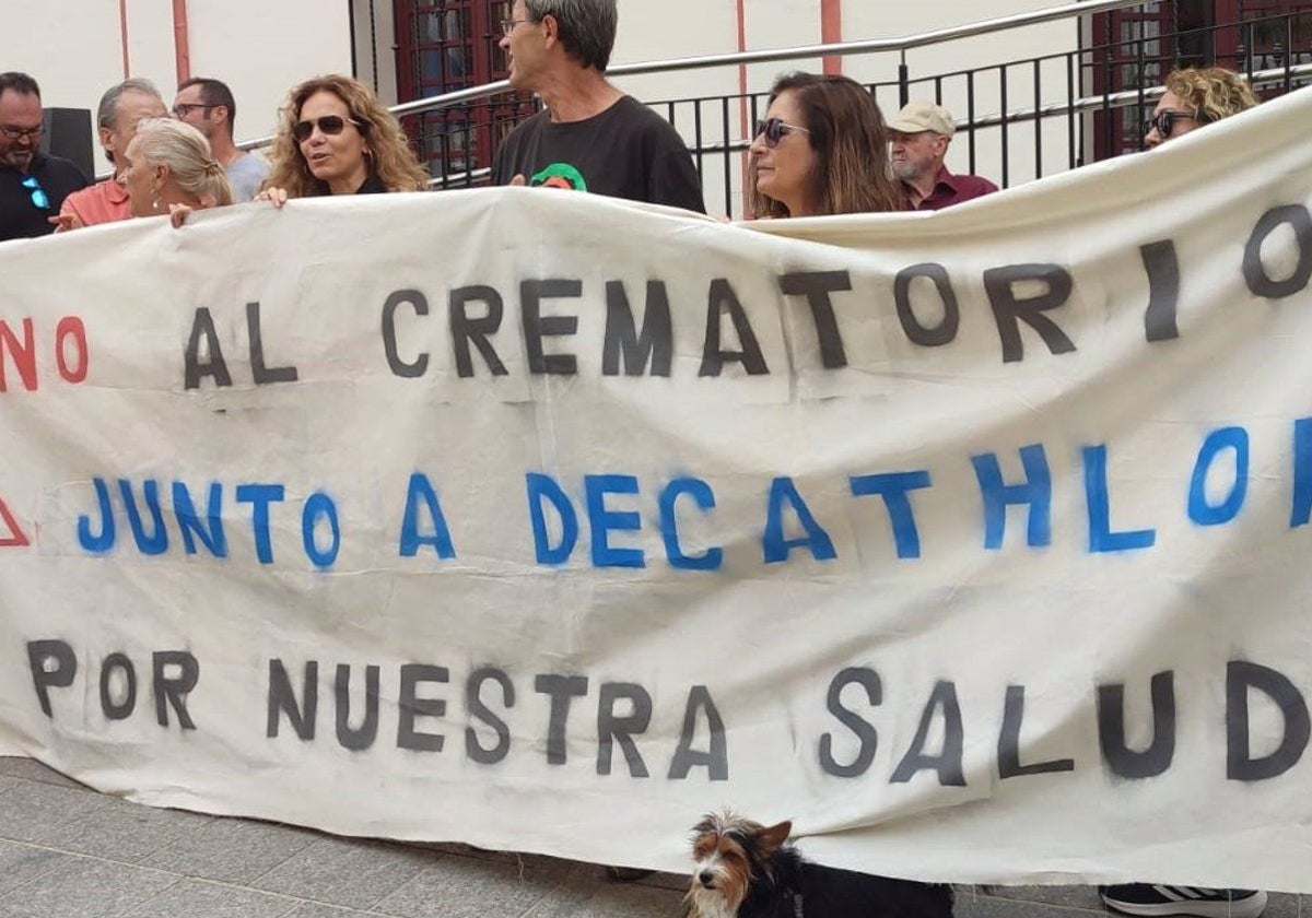 Vecinos de las barriadas Hacienda San Antonio y Hacienda El Rosario ante el Ayuntamiento de Alcalá