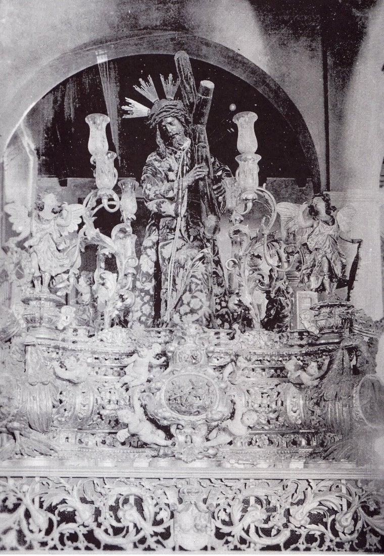 El paso del Gran Poder, con respiraderos tallados y candelabros de guardabrisa, en la parroquia de San Lorenzo