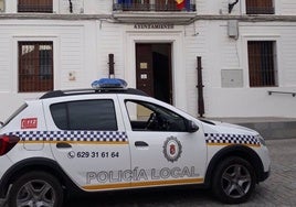 Un hombre insulta y agrede a dos policías por multar a un coche en un pueblo de Sevilla