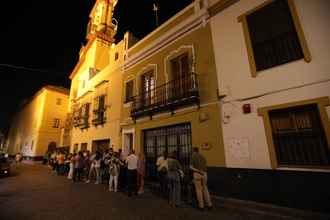 Muchos sevillanos optaron por visitar hermandades como la de la Cena