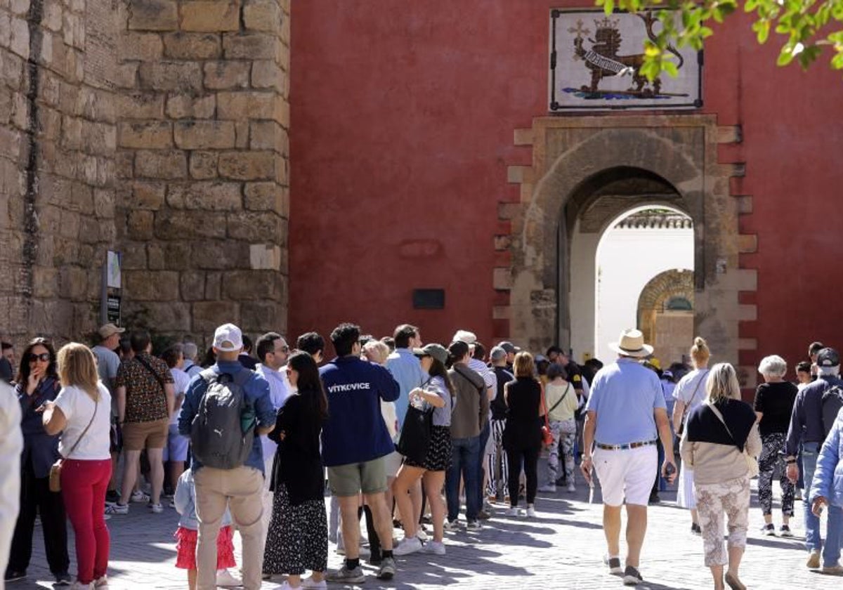 Turistas esperando a acceder al Real Alcázar