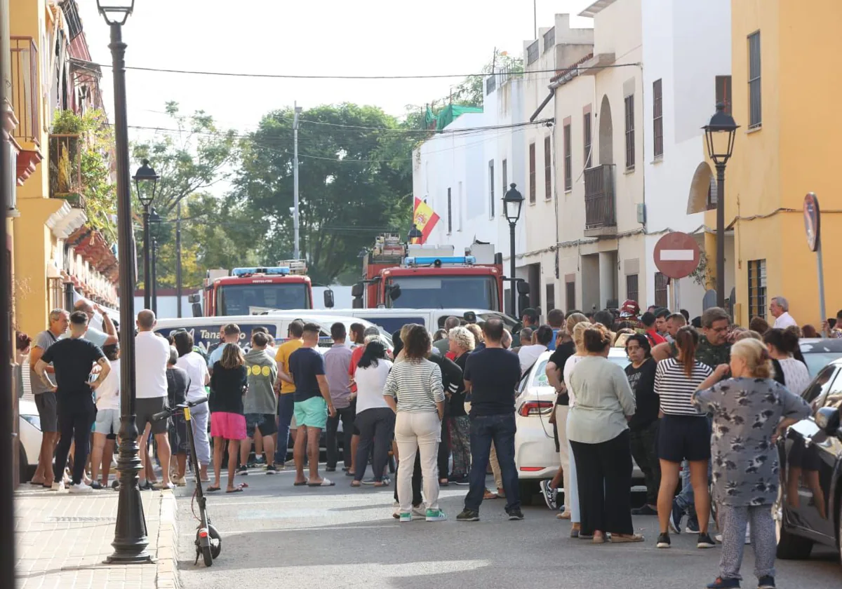 Familiares y vecinos cerca de la vivienda en la que han perdido la vida cuatro personas