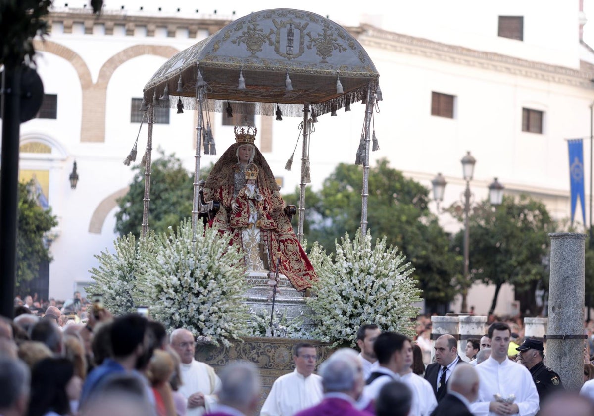 La Virgen de los Reyes presidirá el paso del cortejo delante de la plaza de la Maestranza