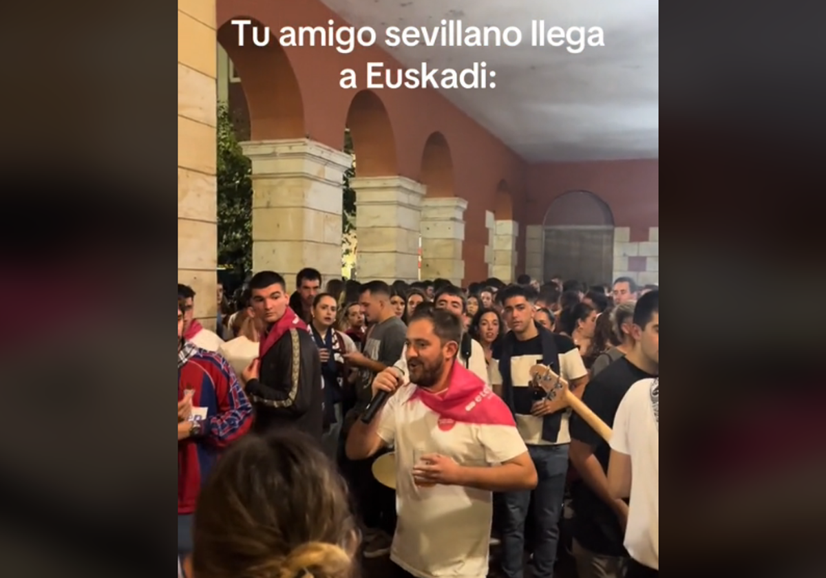 Uno de los momentos del vídeo en el que el joven está cantando y que se hizo viral en TikTok