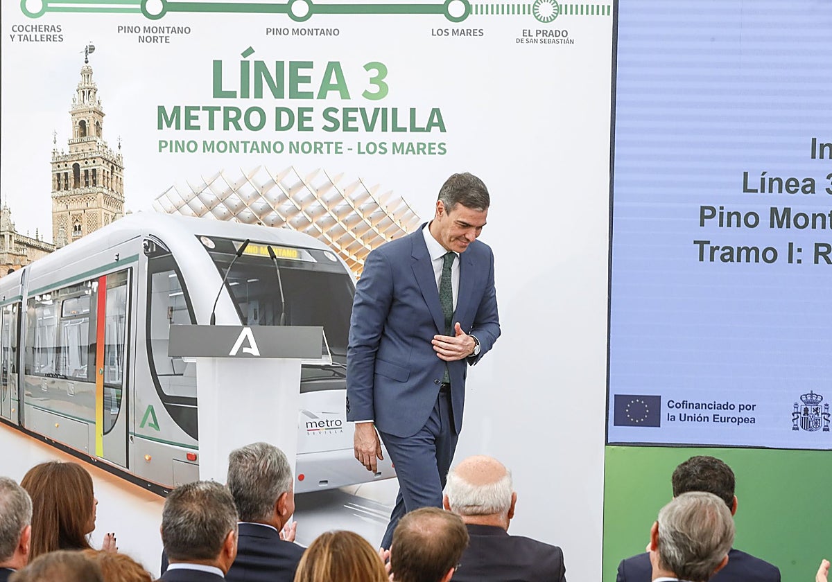 El presidente del Gobierno, Pedro Sánchez, en el inicio de las obras del metro de Sevilla en Pino Montano