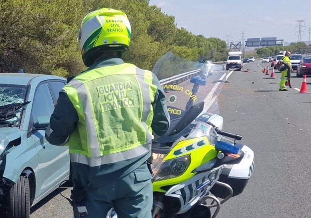 Agente de la Guardia Civil de Tráfico en un accidente. Imagen de archivo