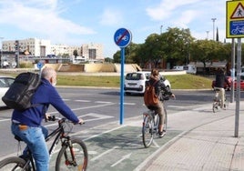 Condenada a pagar 9.613 euros a un ciclista al que atacó su perro en el carril bici de Espartinas