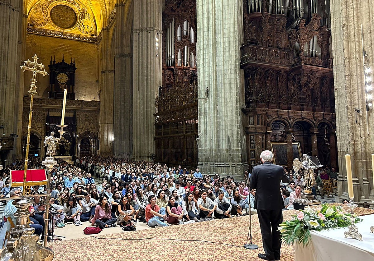 Fervorosa y multitudinaria adoración eucarística en la Catedral de Sevilla con los grupos de Emaús, Effetá y Bartimeo