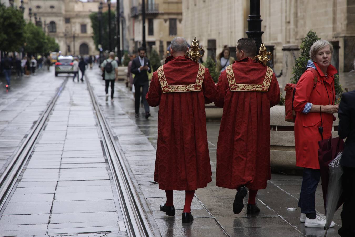 Los paraguas han inundado las calles del Centro de Sevilla durante el día de la Fiesta Nacional
