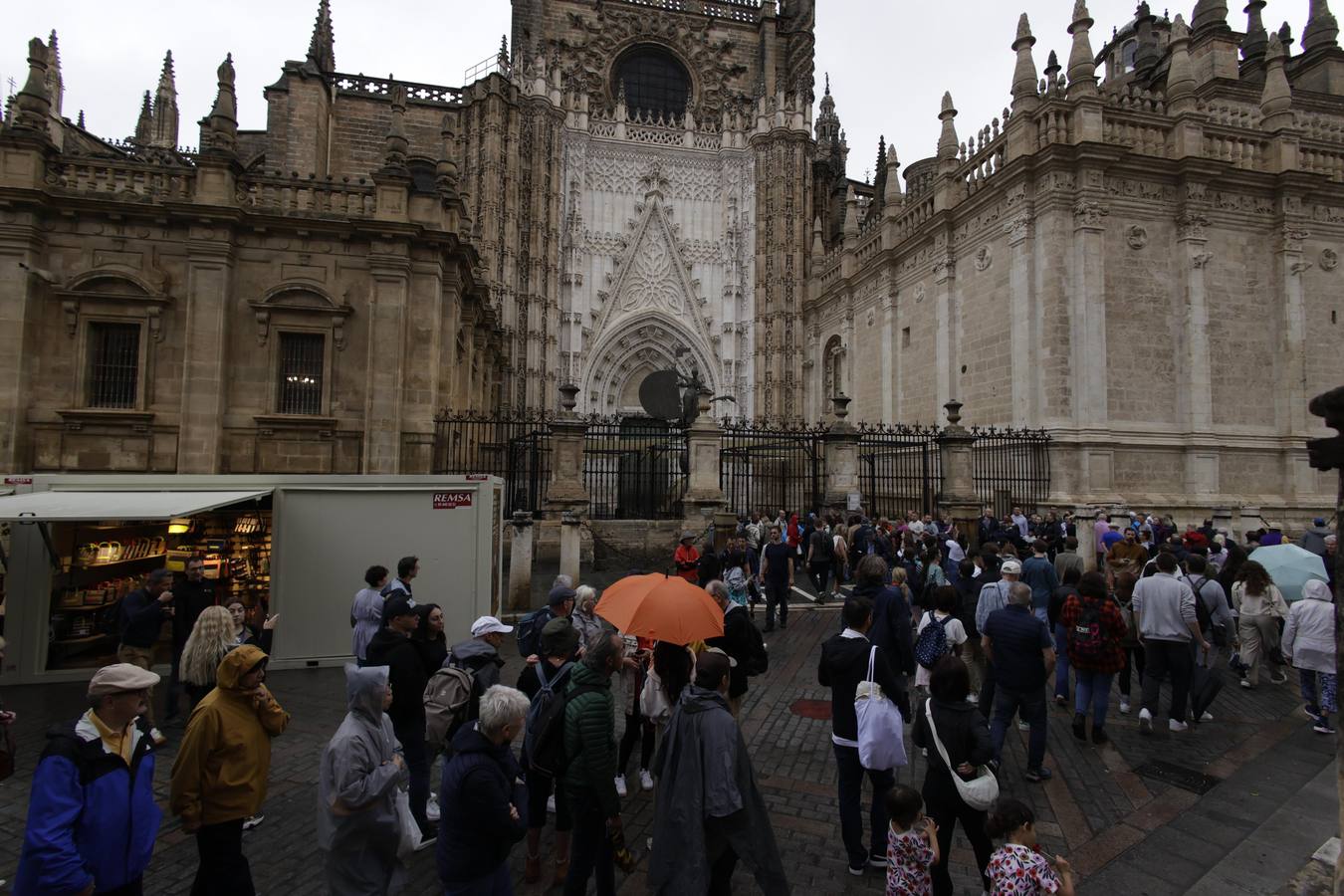 Los paraguas han inundado las calles del Centro de Sevilla durante el día de la Fiesta Nacional