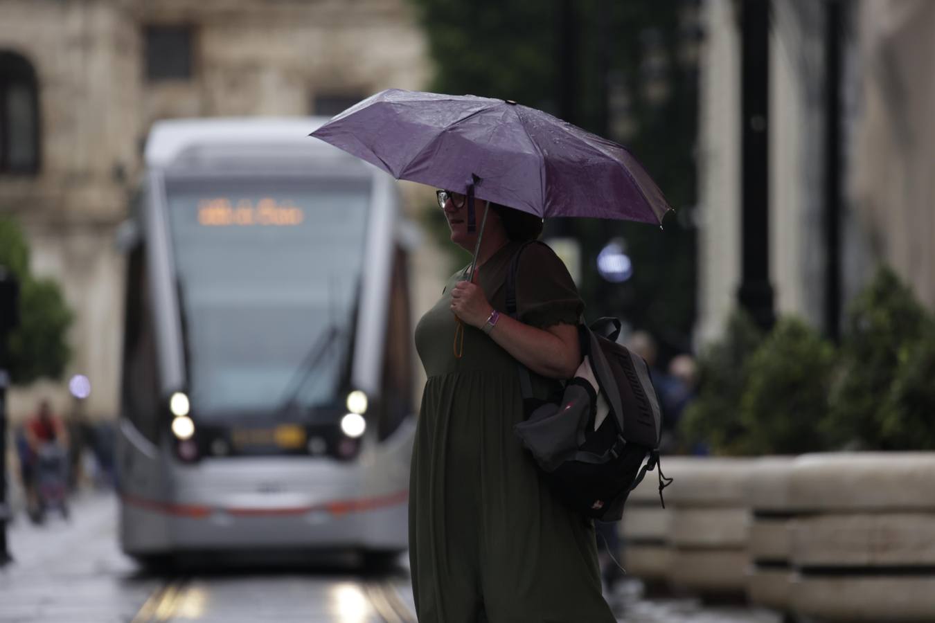 Los paraguas han inundado las calles del Centro de Sevilla durante el día de la Fiesta Nacional