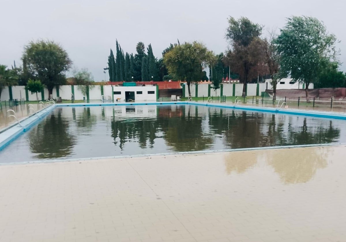 La piscina del polideportivo municipal de Los Palacios, completamente desbordada a causa de las lluvias de las últimas horas