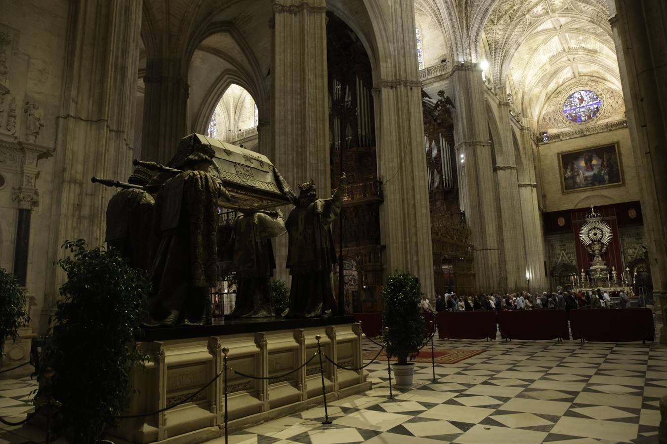 Homenaje ante la tumba de Colón en la Catedral de Sevilla y Te Deum en la capilla de la Virgen de la Antigua