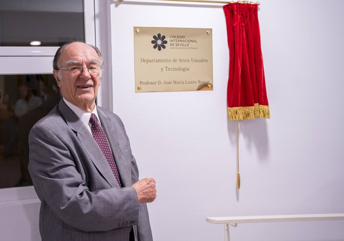 José María Luzón inaugurando la placa del departamento que le ha dedicado el Colegio Internacional de Sevilla San Francisco de Paula