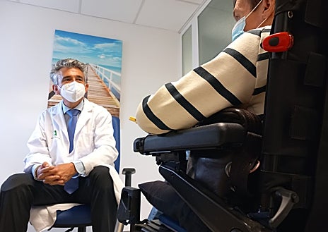 Imagen secundaria 1 - Juan Antonio López, el «niño burbuja», en la boda de su primo, pocos meses antes de morir. Debajo, con el doctor Jaime Boceta en la Unidad de Cuidados Paliativos del Virgen Macarena de Sevilla. A la derecha, con su madre, Margarita López