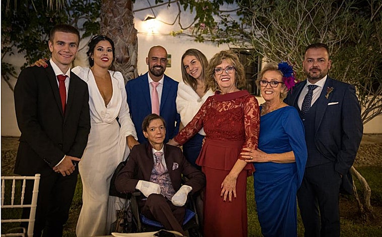 Imagen principal - Juan Antonio López, el «niño burbuja», en la boda de su primo, pocos meses antes de morir. Debajo, con el doctor Jaime Boceta en la Unidad de Cuidados Paliativos del Virgen Macarena de Sevilla. A la derecha, con su madre, Margarita López
