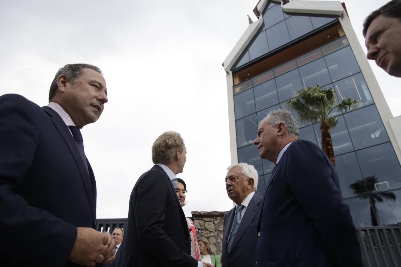 A la inauguración han asistido Rocío Blanco, consejera de Empleo, Empresa y Trabajo Autónomo; José Luis Sanz, alcalde de Sevilla;  Carmen Ponce, presidenta de la Fundación Cruzcampo; Francisco Herrero, presidente de la Cámara de Comercio; y Ricardo Haussman