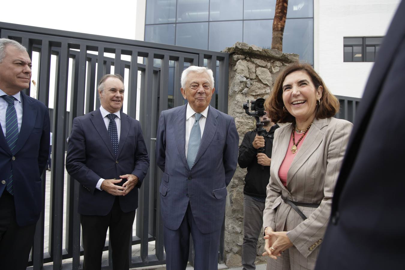 A la inauguración han asistido Rocío Blanco, consejera de Empleo, Empresa y Trabajo Autónomo; José Luis Sanz, alcalde de Sevilla;  Carmen Ponce, presidenta de la Fundación Cruzcampo; Francisco Herrero, presidente de la Cámara de Comercio; y Ricardo Haussman